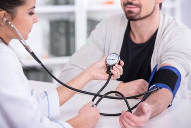 liječnik mjeri krvni tlak kod hipertenzije